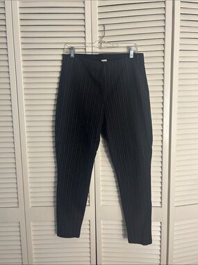 GapWomen’s charcoal gray pinstriped legging side zip